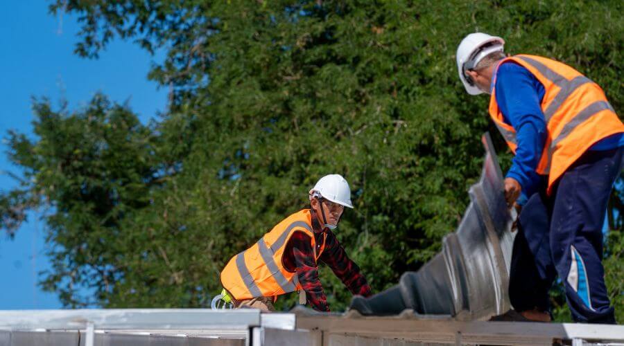 Professional gutter cleaning in Crater Lake, OR